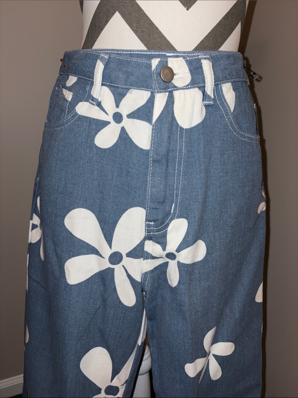 BaeVely size M Wide-Leg Blue Floral Print Jeans new with tags attached